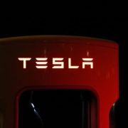 Πώς έχασαν δισ. από το σορτάρισμα της Tesla