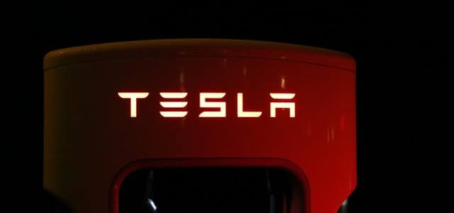 Πώς έχασαν δισ. από το σορτάρισμα της Tesla