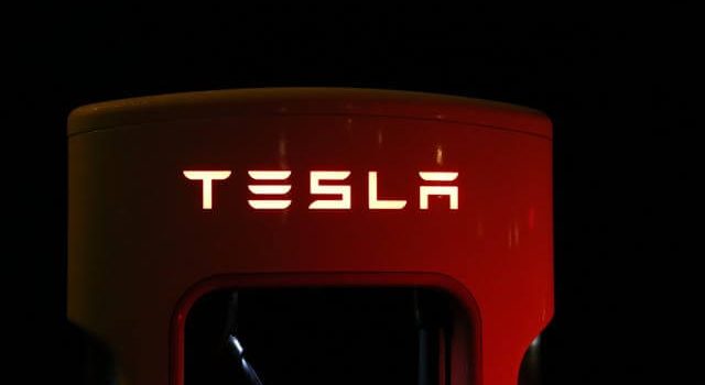 Πώς έχασαν δισ. από το σορτάρισμα της Tesla