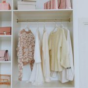 Πώς να ανανεώσεις την παλιά σου ντουλάπα με απλές τεχνικές