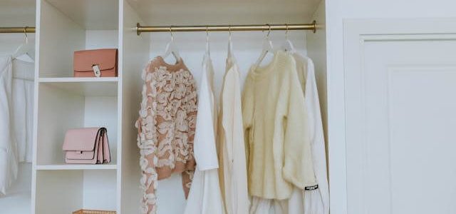 Πώς να ανανεώσεις την παλιά σου ντουλάπα με απλές τεχνικές
