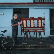 Πώς να κατασκευάσεις ένα DIY παγκάκι για εξωτερικούς χώρους