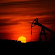 Οι ενεργειακές μετοχές κρατούν σταθερό τον FTSE 100