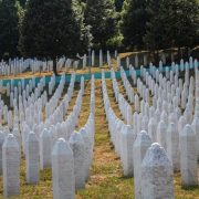 Οι Βόσνιοι τιμούν τα θύματα της Γενοκτονίας της Σρεμπρένιτσα 30 χρόνια μετά