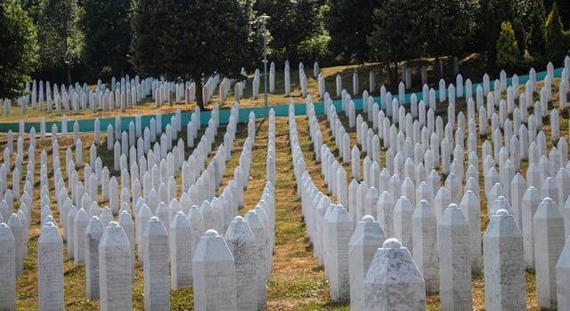 Οι Βόσνιοι τιμούν τα θύματα της Γενοκτονίας της Σρεμπρένιτσα 30 χρόνια μετά