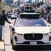 Η Waymo επιταχύνει την υπηρεσία ρομποταξί