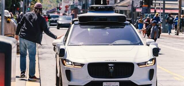 Η Waymo επιταχύνει την υπηρεσία ρομποταξί