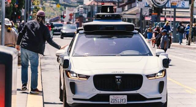 Η Waymo επιταχύνει την υπηρεσία ρομποταξί