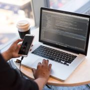 Πώς η τεχνητή νοημοσύνη ανατρέπει τη βιομηχανία ανάπτυξης λογισμικού