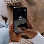 Οι Influencers του ‘Exmo’ εξαπολύουν πόλεμο στο TikTok ενάντια στην Εκκλησία των Μορμόνων