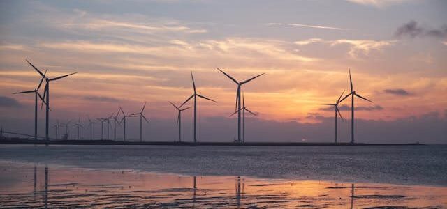 Ο Τραμπ ακυρώνει χρηματοδότηση 679 εκ. δολαρίων για Υπεράκτια Αιολικά Έργα