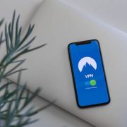 Πώς σε βοηθά το VPN να προστατεύεις τους προσωπικούς σου λογαριασμούς (email, social, banking)