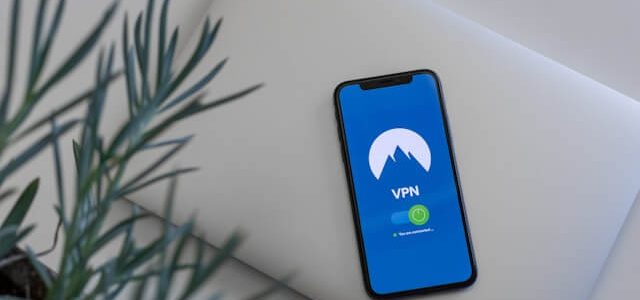 Πώς σε βοηθά το VPN να προστατεύεις τους προσωπικούς σου λογαριασμούς (email, social, banking)