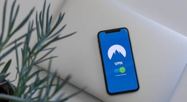 Πώς σε βοηθά το VPN να προστατεύεις τους προσωπικούς σου λογαριασμούς (email, social, banking)