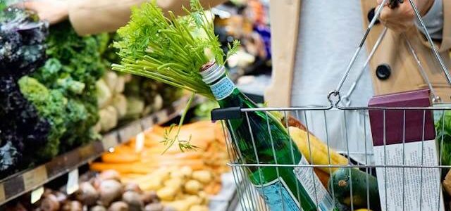 Υπερκαταναλωτισμός: Πρέπει να ζούμε με τα απαραίτητα ή να απολαμβάνουμε τη ζωή;