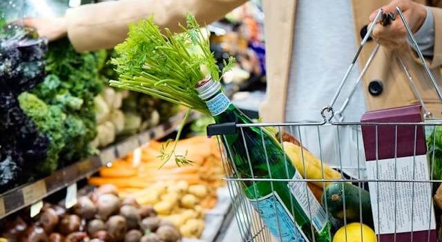Υπερκαταναλωτισμός: Πρέπει να ζούμε με τα απαραίτητα ή να απολαμβάνουμε τη ζωή;