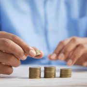 Πώς να ξεκινήσεις να επενδύεις μικρά ποσά για το μέλλον σου