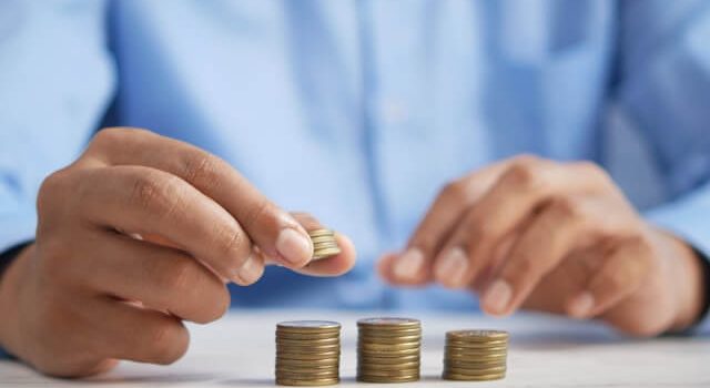Πώς να ξεκινήσεις να επενδύεις μικρά ποσά για το μέλλον σου